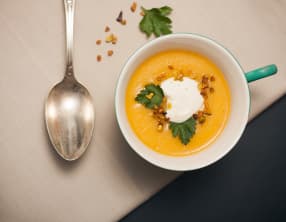 Crème de butternut, chèvre frais et éclats de pistache