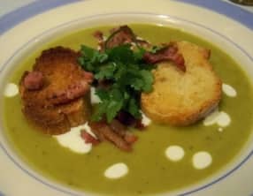 Soupe de pois cassés , lardons grillés et croûtons aillés