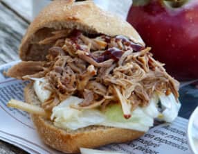 Pulled pork et sandwichs à la salade de chou et de pommes