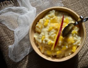 Riz au lait de coco, à la banane et à la mangue