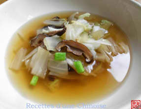 Soupe chinoise au chou et aux champignons shiitaké