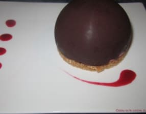 Dôme chocolat mousse framboise coeur blanc
