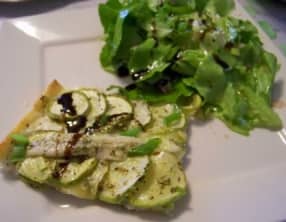 Tarte chèvre, mozzarella , aux courgettes blanches, herbes de provence et piment d'Espelette