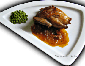 Pigeonneaux rôtis aux oignons, garniture à la coriandre et au citron