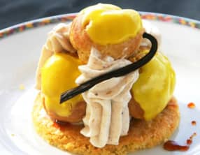 Mini Saint-Honoré à la mangue, chantilly caramel aux épices douces