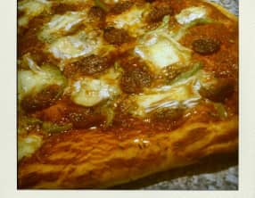 Pizza au chorizo, camembert et poivron