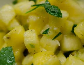 Tartare d'ananas avec du gingembre et de la menthe