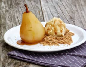 Poires pochées à l'érable, crumble à la noisette
