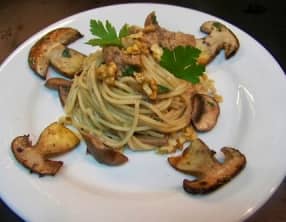 Spaghettis aux cèpes, sel du vigneron, noix et huile truffée