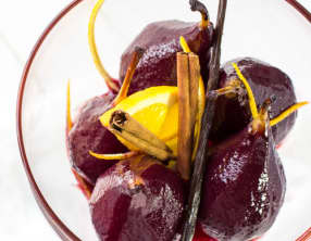 Poires pochées au Vin Rouge et aux Épices