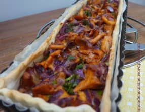 Tarte fine aux girolles et oignons rouges