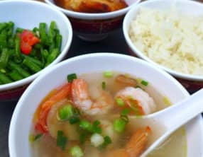 Street food du Laos avec riz gluant et poulet grillé à la citronnelle