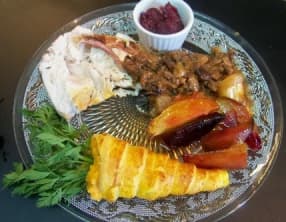 Rôti de dinde lardé, ail confit et légumes d'automne