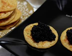 Blinis aux cacahuètes légèrement citronnés au caviar végétal