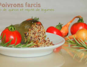 Poivrons farcis au quinoa et mijotés de légumes.