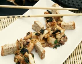 Seiches sautées à l'ail noir et croûtons