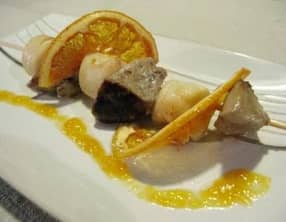 Brochettes de foie gras et St-Jacques au pomélo