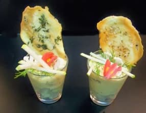 Verrine mousse de chèvre Pyramide au crabe, choux fleur, concombre, curry et sa tuile au thym frais et sésame