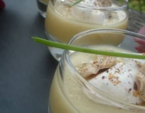 Velouté de céleri rave, chantilly châtaigne et foie gras, copeaux de foie gras d'oie