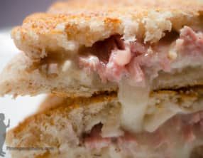 Croque monsieur à l'andouille et au chèvre