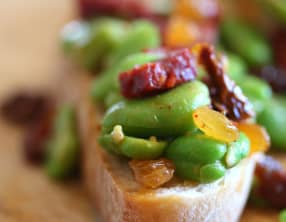 La tartine gourmande- fèves, chorizo et pointe d'ail