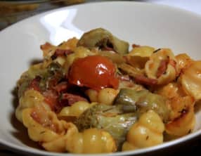 Gratin de pâtes artichauts, tomates et bacon fumés