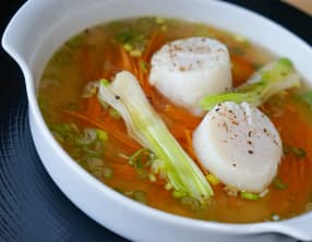 Nage de Saint-Jacques aux petits légumes