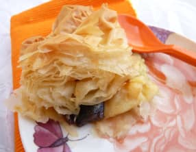 Tourte en pâte à filo, pruneaux, pommes, pâte d'amande