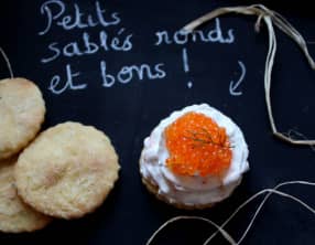 Petits sablés au parmesan garnis à la crème de saumon