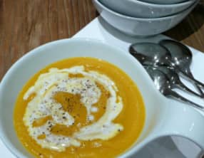Potage de courge musquée, cari et gingembre frais