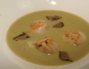 Crème d'artichauts à la truffe noire et saint jacques