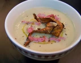 Velouté de panais, châtaignes et courge de Nice, chips de panais et lardons