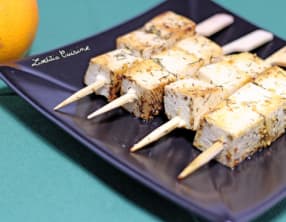 Brochettes de tofu à l’aneth et à la poudre d’orange