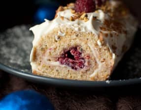 Bûche de noël chocolat blanc, framboises et pistaches