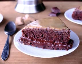 Gâteau à la crème au chocolat, nappé au café