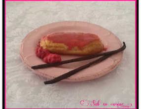 Éclair à la crème pâtissière à la vanille et pralines roses