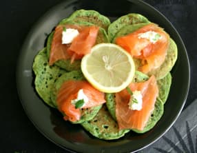 Blinis verts au saumon fumé et crème acidulée