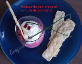 Mousse de betterave et tuile de parmesan