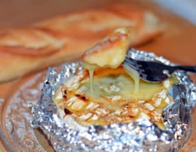 Camembert rôti au miel et au sésame