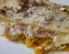 Lasagnes de potiron, jambon fumé et noisettes