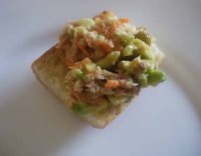 Toast festif au thon et à l'avocat