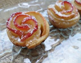 Mini Roses feuilletées aux pommes et noisettes