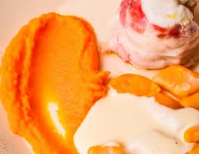 Lotte bardée de lard, purée et gnocchis de potimarron, sauce au Saint Nectaire