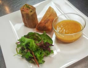 Croustillants au foie gras, chou, confit de canard, mélange 5-épices et sauce agrumes