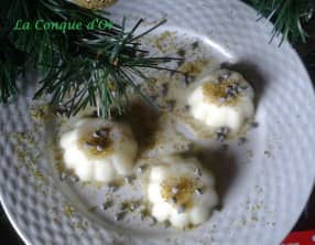 Biancomangiare ou blanc-manger aux pistaches et pépites de chocolat