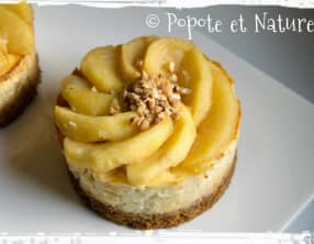 Un cheesecake au cottage cheese, au caramel, aux pommes sur du pain d'épices