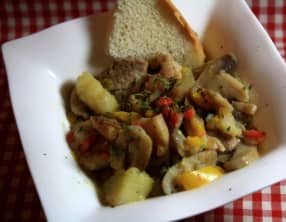 sauté de porc, pommes de terre, champignons et poivrons