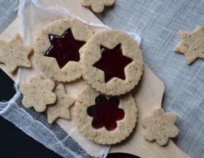 Biscuits sablés à la poudre de noisette et à la confiture