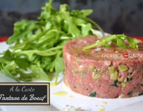 Tartare de bœuf maison découpé au hachoir à main à l'ancienne