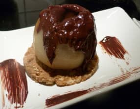 Poires sur lit de speculoos et sauce chocolat-roquefort